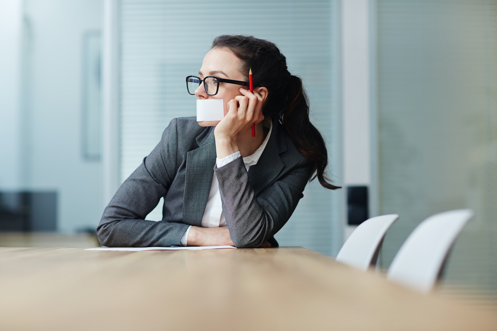 Auto-censura online: 10 comportamenti che sabotano la comunicazione autentica